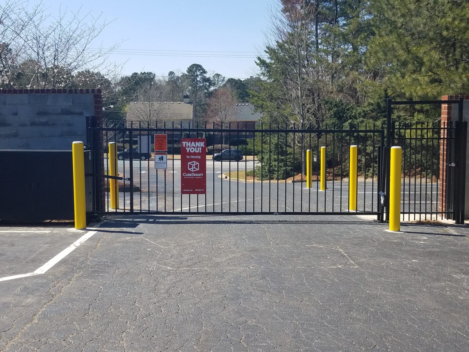 Veritical lift gate installed by Peachtree Fence & Gates in Alpharetta, Ga